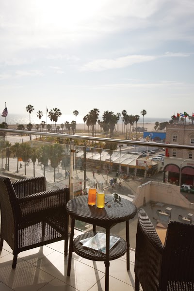 Hollywood Restaurant & Lounge
